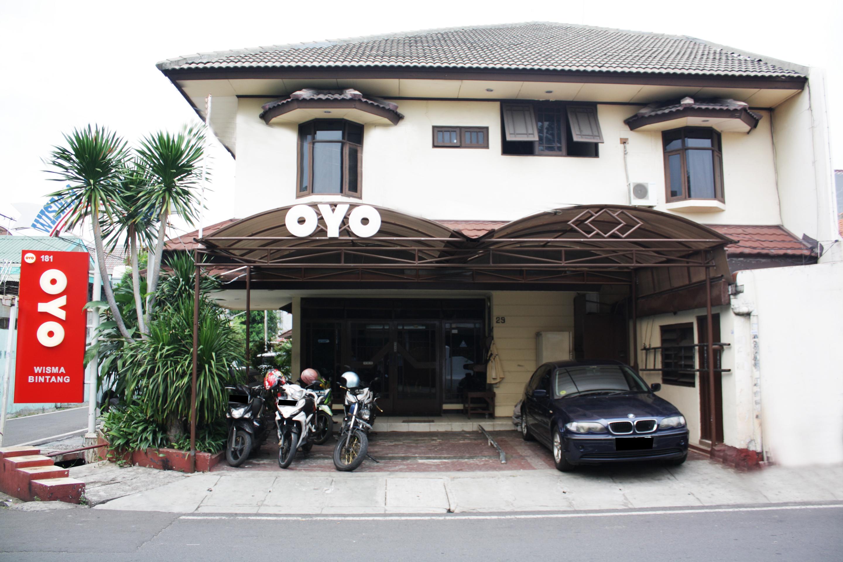 Vaccinated Staff - Oyo 181 Wisma Bintang Jakarta Exteriör bild
